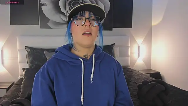 Snapshot of sofi_bakerr chatting on 11/03/25, 11:33 sofi bakerr online show from 11/03/25, 11:33