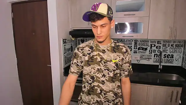 Snapshot of guy_master chatting on 12/24/24, 01:49 guy master online show from 12/24/24, 01:49