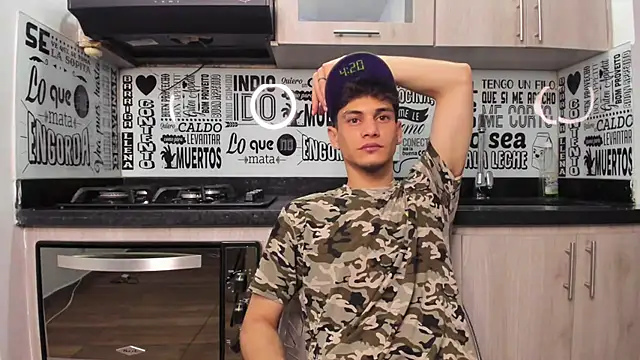 Snapshot of guy_master chatting on 12/24/24, 11:28 guy master online show from 12/24/24, 11:28