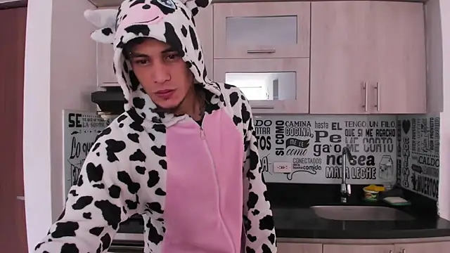 Snapshot of guy_master chatting on 12/27/24, 04:21 guy master online show from 12/27/24, 04:21