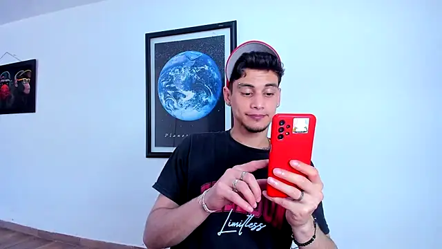 Snapshot of guy_master chatting on 01/29/25, 12:24 guy master online show from 01/29/25, 12:24