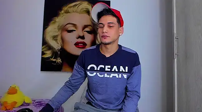 Snapshot of guy_master chatting on 02/23/25, 12:37 guy master online show from 02/23/25, 12:37