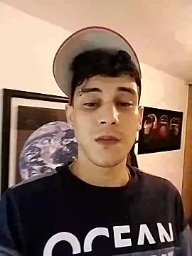 Snapshot of guy_master chatting on 03/22/25, 10:39 guy master online show from 03/22/25, 10:39