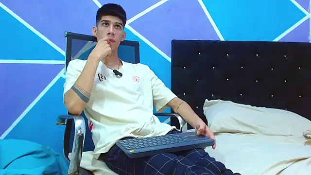 Snapshot of jhony-sex chatting on 02/05/25, 07:18 jhony-sex online show from 02/05/25, 07:18