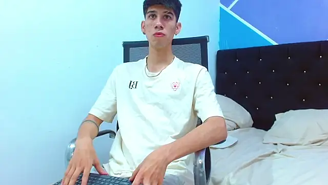 Snapshot of jhony-sex chatting on 03/21/25, 06:27 jhony-sex online show from 03/21/25, 06:27