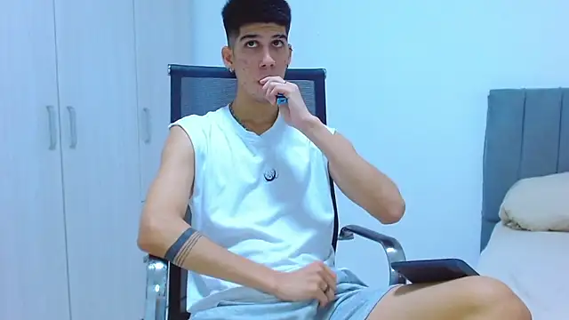 Snapshot of jhony-sex chatting on 10/17/25, 06:27 jhony-sex online show from 10/17/25, 06:27