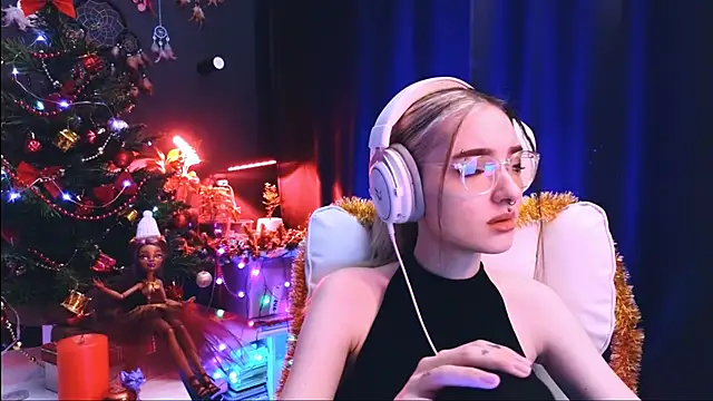 Snapshot of Avi_Nile chatting on 12/20/24, 02:19 Avi Nile online show from 12/20/24, 02:19