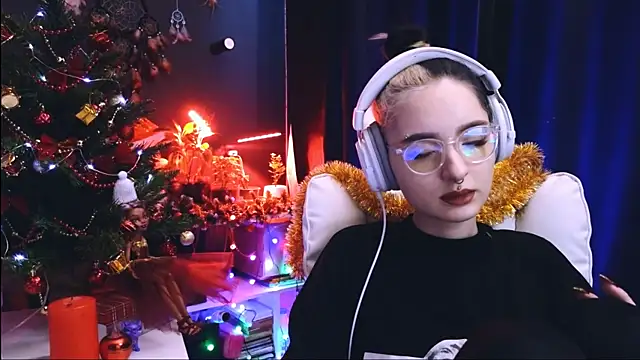 Snapshot of Avi_Nile chatting on 12/22/24, 02:49 Avi Nile online show from 12/22/24, 02:49