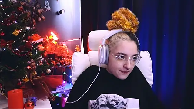 Snapshot of Avi_Nile chatting on 12/22/24, 05:56 Avi Nile online show from 12/22/24, 05:56