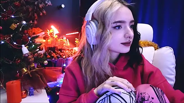 Snapshot of Avi_Nile chatting on 12/24/24, 02:43 Avi Nile online show from 12/24/24, 02:43