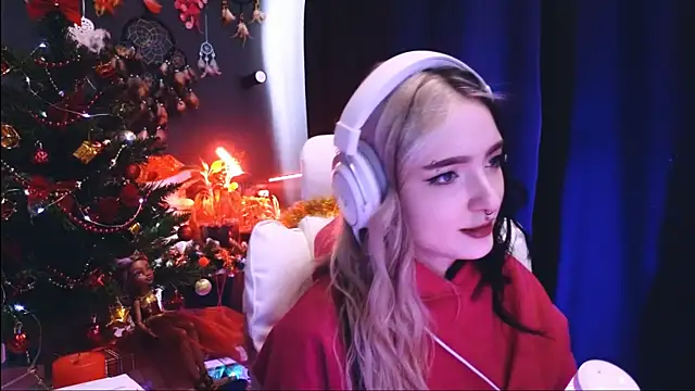 Snapshot of Avi_Nile chatting on 12/24/24, 05:49 Avi Nile online show from 12/24/24, 05:49