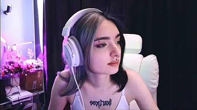 Snapshot of Avi_Nile chatting on 01/20/25, 05:26 Avi Nile online show from 01/20/25, 05:26