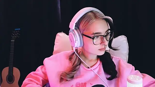 Snapshot of Avi_Nile chatting on 02/04/25, 02:39 Avi Nile online show from 02/04/25, 02:39