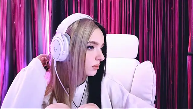 Snapshot of Avi_Nile chatting on 03/16/25, 05:58 Avi Nile online show from 03/16/25, 05:58