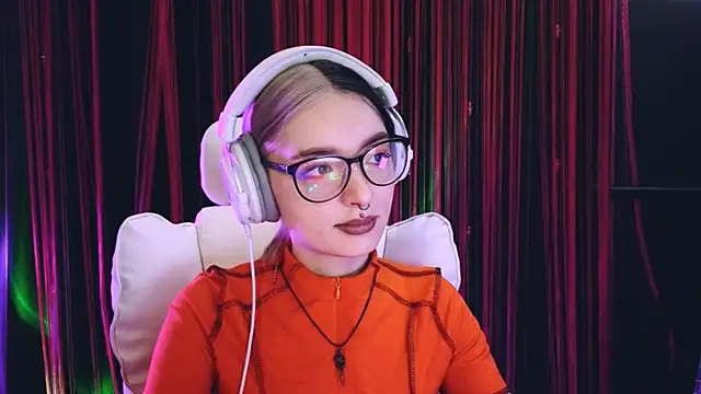 Snapshot of Avi_Nile chatting on 03/18/25, 01:43 Avi Nile online show from 03/18/25, 01:43