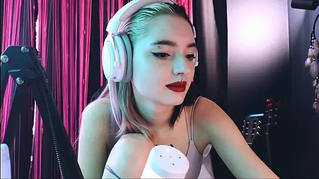 Snapshot of Avi_Nile chatting on 09/22/25, 04:36 Avi Nile online show from 09/22/25, 04:36