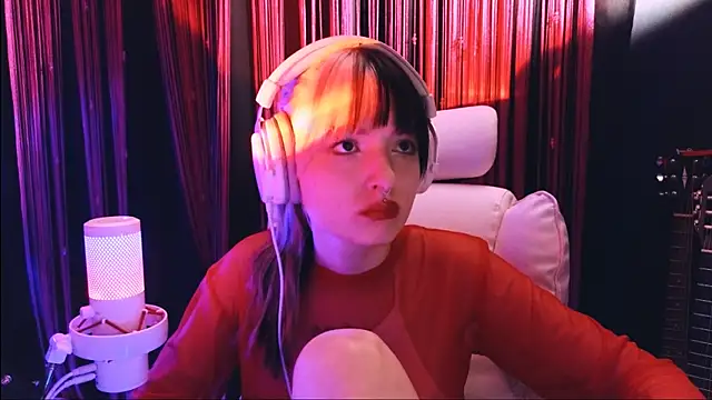 Snapshot of Avi_Nile chatting on 12/16/25, 08:58 Avi Nile online show from 12/16/25, 08:58