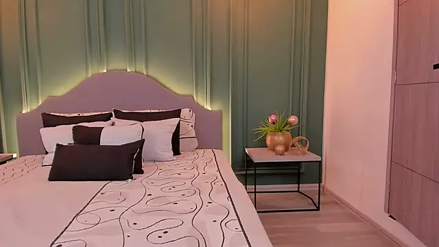 IrisBaker online show from 12/22/24, 05:42