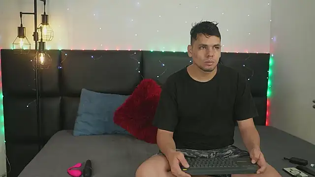 Snapshot of Cleoanubis- chatting on 12/13/24, 05:05 Cleoanubis- online show from 12/13/24, 05:05