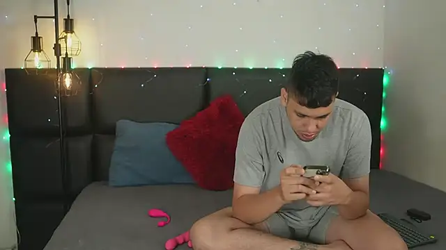 Snapshot of Cleoanubis- chatting on 12/14/24, 06:02 Cleoanubis- online show from 12/14/24, 06:02