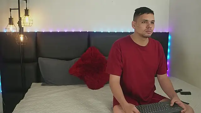 Snapshot of Cleoanubis- chatting on 02/15/25, 04:36 Cleoanubis- online show from 02/15/25, 04:36