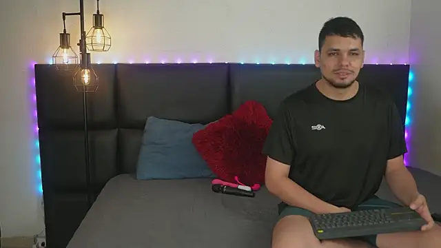 Snapshot of Cleoanubis- chatting on 03/21/25, 03:22 Cleoanubis- online show from 03/21/25, 03:22