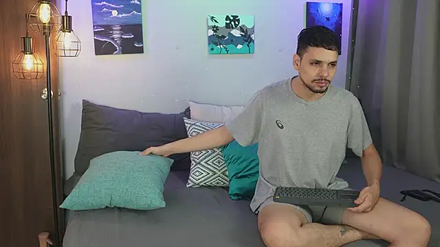 Snapshot of Cleoanubis- chatting on 10/17/25, 05:32 Cleoanubis- online show from 10/17/25, 05:32