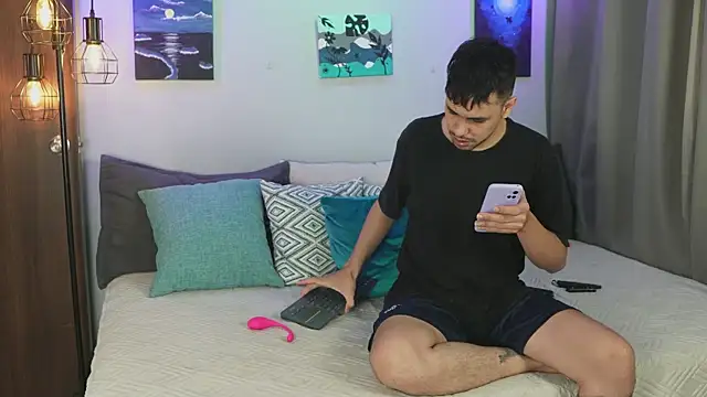 Snapshot of Cleoanubis- chatting on 10/31/25, 06:03 Cleoanubis- online show from 10/31/25, 06:03