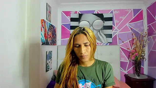 Snapshot of Brisahott chatting on 12/03/24, 01:54 Brisahott online show from 12/03/24, 01:54