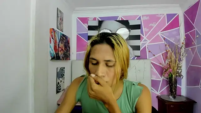 Snapshot of Brisahott chatting on 01/10/25, 02:23 Brisahott online show from 01/10/25, 02:23