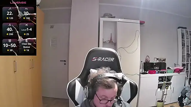 Snapshot of larsgessner30 chatting on 10/19/25, 09:15 larsgessner30 online show from 10/19/25, 09:15