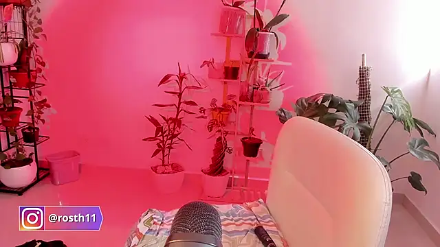 Snapshot of rossth1 chatting on 11/20/25, 07:02 rossth1 online show from 11/20/25, 07:02