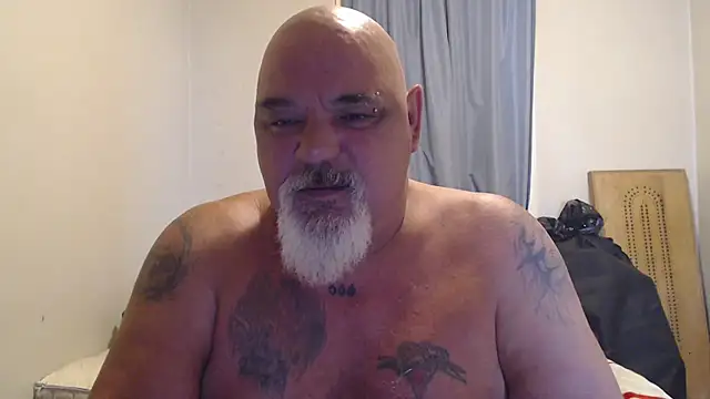 Newfiesausage1972 online show from 10/06/25, 04:15