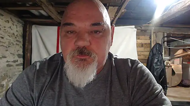 Newfiesausage1972 online show from 11/20/25, 11:48