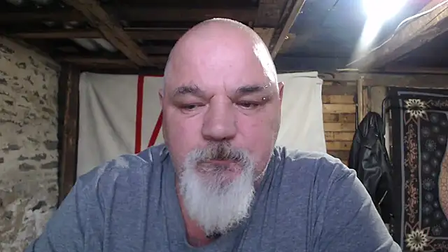 Newfiesausage1972 online show from 11/29/25, 08:56