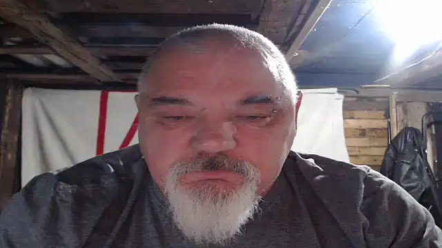 Newfiesausage1972 online show from 12/14/25, 10:20