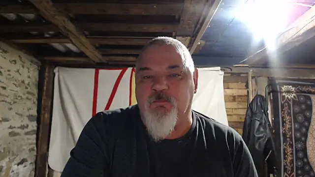 Newfiesausage1972 online show from 12/17/25, 09:37