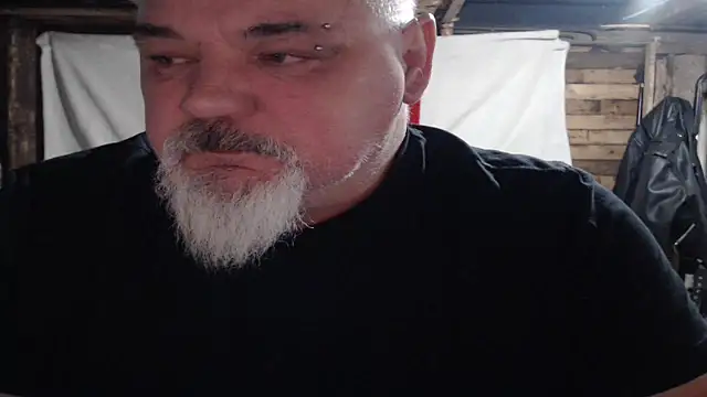 Newfiesausage1972 online show from 12/21/25, 12:34