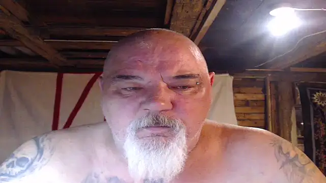 Newfiesausage1972 online show from 04/05/26, 08:11