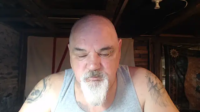 Newfiesausage1972 online show from 04/05/26, 11:24