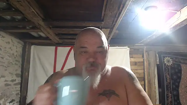 Newfiesausage1972 online show from 04/29/26, 08:40