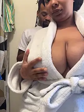 Snapshot of 1BeautyN1Beast chatting on 12/06/24, 06:39 1BeautyN1Beast online show from 12/06/24, 06:39