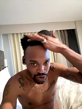 Snapshot of 1BeautyN1Beast chatting on 11/03/25, 07:26 1BeautyN1Beast online show from 11/03/25, 07:26