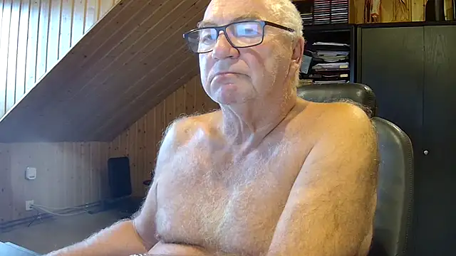 Snapshot of biggandybig chatting on 09/17/25, 03:24 biggandybig online show from 09/17/25, 03:24