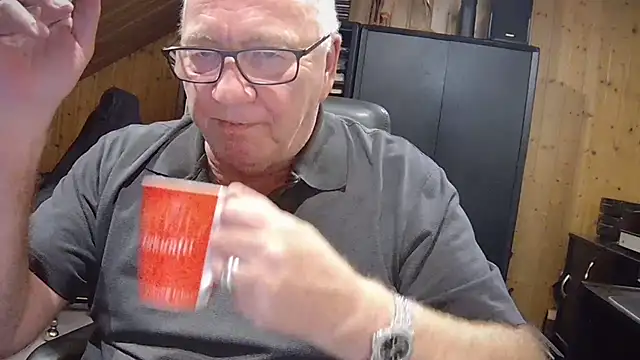 Snapshot of biggandybig chatting on 10/31/25, 03:40 biggandybig online show from 10/31/25, 03:40