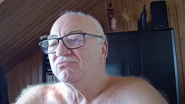 Snapshot of biggandybig chatting on 12/17/25, 10:43 biggandybig online show from 12/17/25, 10:43