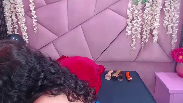 Sofia Hernandez  online show from 04/06/26, 01:45