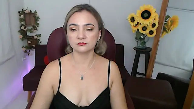 Snapshot of ana_milf chatting on 06/11/26, 02:37 ana milf online show from 06/11/26, 02:37