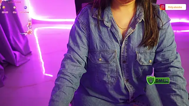 Snapshot of only_aleesha chatting on 10/18/25, 05:46 only aleesha online show from 10/18/25, 05:46