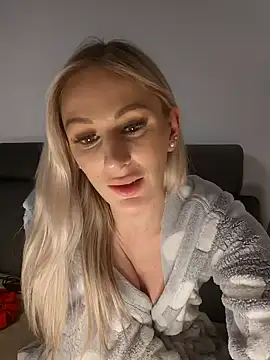 Snapshot of Liana_Lou chatting on 01/19/25, 04:57 Liana Lou online show from 01/19/25, 04:57